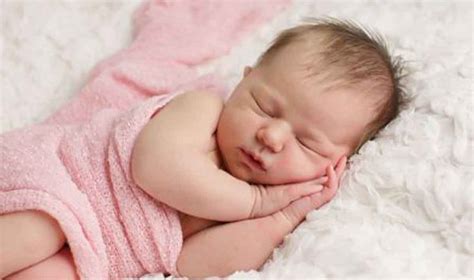 Menyendawakan bayi yang sedang tidur. 5 Cara Melatih Bayi Tidur Tanpa Di Gendong - PortalMadura.com