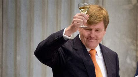 Van prins tot koning by jan hoedeman( book ). 'Gulle' Willem-Alexander geeft rondje in kroeg | RTL Nieuws