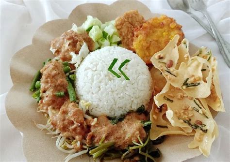 Hal ini mungkin tiap daerah memiliki kebiasaan rasa yang berbedam misalnya blitar cenderung menyukai dominan rasa manis pada. Resep Pecel Pincuk Madiun : Sejarah Pecel Diceritakan ...