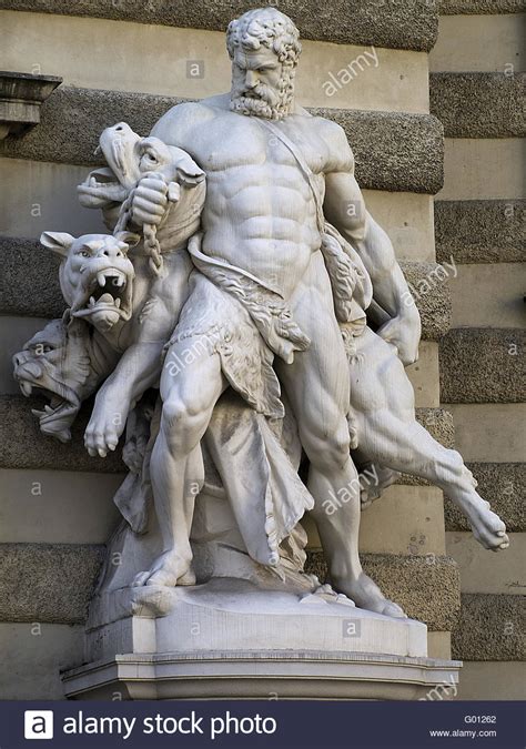 The statue of herakles in elis was a statue of the legendary hero herakles located on the edge of the sacred way from elis city to the sanctuary of olympia in the forgotten swamps. Héraclès et Cerbère Photo Stock - Alamy