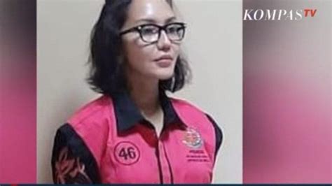 Kembali ke foto pinangki sirna malasari bersama pengacara djoko tjandra, hal itu masih menjadi misteri. Pungki Adik Jaksa Pinangki Diperiksa Kejaksaan, Terkait ...