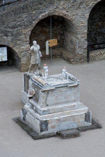 Olaszország világviszonylatban is jelentős turisztikai központ, a negyedik legnagyobb vendégfogadó állam. Statue of Proconsul Marcus Nonius Balbus, Herculaneum ...