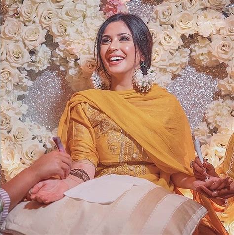 A fénykép témája pont a kép közepén található. Pin by Shaadi Inspiration on Mehndi ki raat (With images) | Pakistani bridal dresses, Mehendi ...