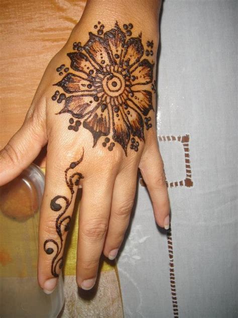 It is composed of natural materials like white flowers, wood, iris, orange blossom, ambergris, sandalwood, and vanilla. 10 Round Mehndi Designs You Should Definitely Try In 2019 ...