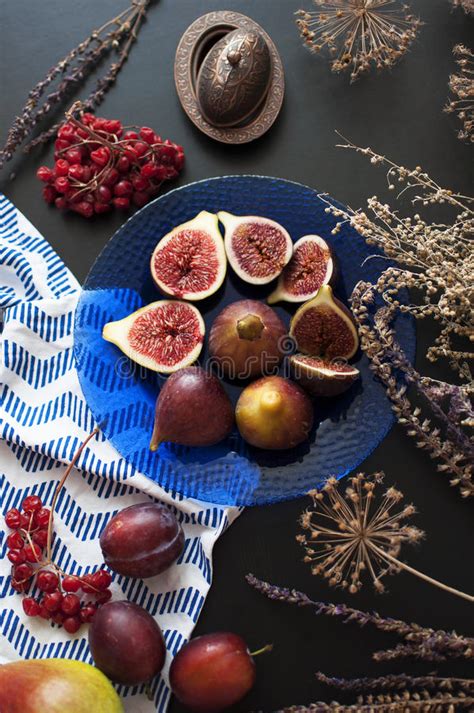 Cuando los huevos llevan ya tiempo en casa (no digo que hayan caducado) estos se deshidratan y la y cocinar para mi familia y amigos sigue siendo mi gran pasión. Higos Frescos En Una Placa Azul Foto de archivo - Imagen ...