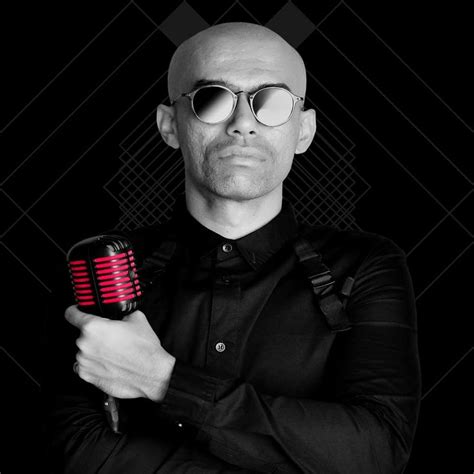 Gadai tanah untuk sepitis wang saku) tapi aku aku tahu, aku cuma tulis lagu (tapi apa kami tahu kami cuma nyanyi lagu) bukan nak sekolahkan korang, aku bahasakan aku. Mambang Altimet Untuk Malique - Hikayat Budak Pening