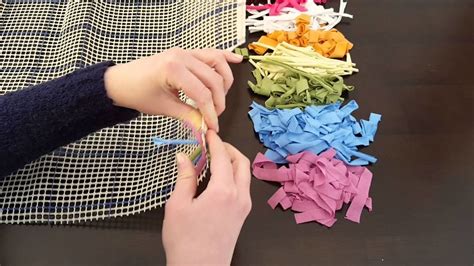 Aus pompons können sie selber den herrlichen teppich machen. Tutorial - Teppich knüpfen einfach gemacht Teppich selber ...