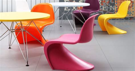 Пластиковые стулья - дизайнерские современные идеи для кухни
