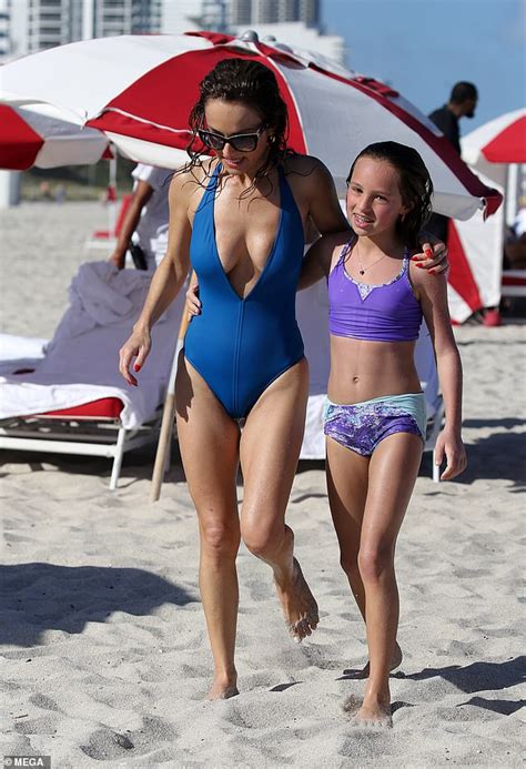 Giada De Laurentiis makes a splash in plunging blue ...