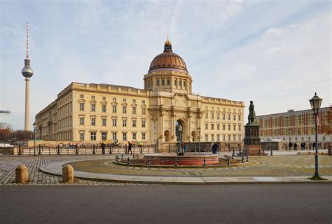 Humboldt forum with six exhibitions |. Das Humboldt Forum eröffnet heute online - und ihr könnt dabei sein | Mit Vergnügen Berlin