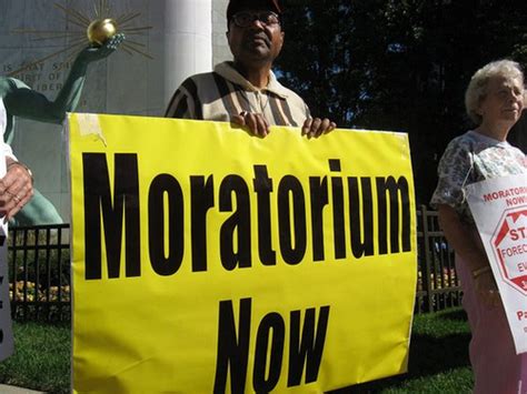 A moratorium on the testing of nuclear weapons. moratorium - définition - C'est quoi