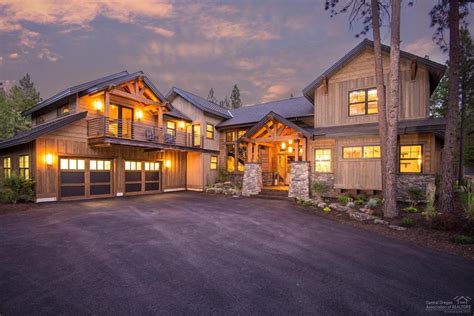 Charming vacation rentals in bend oregon bend is central oregon's largest city and located in the high desert just east of the cascade mountains along the deschutes river. Bend Vacation Rentals | Top Bend Vacation Homes & Cabins ...