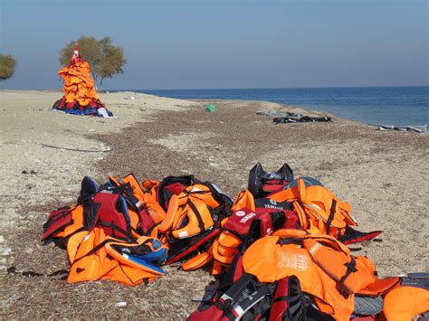 Βενιζέλου ελευθερίου 28, λάρισα, 41221, λαρισασ. Το Χριστουγεννιάτικο δέντρο από σωσίβια στις ακτές της ...