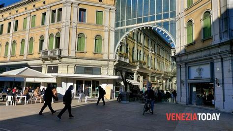 Nelle zone arancioni è consentito circolare liberamente solo all'interno del proprio comune e solo dalle 5 del mattino alle 22. Il Veneto vede la zona arancione dall'11 gennaio 2021