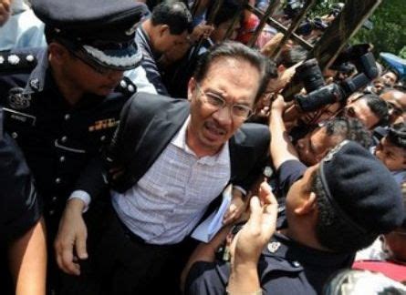 Anwar ibrahim should never have trusted mahathir who is not trustable but is extremely cunning and crafty. Kisah Dan Sejarah Anwar Ibrahim : Bapa Reformasi Malaysia ...