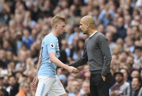 Martin atkinson with the honour. Pep Guardiola vindt dat Kevin De Bruyne 'slappe handjes ...