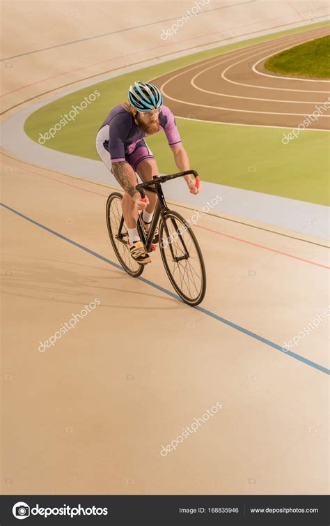 นักขี่จักรยานบนสนามแข่ง — ภาพถ่ายสต็อก © AlexNazaruk #168835946