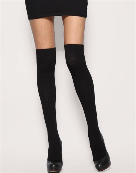 En maille, les chaussettes blanches sont d'une telle beauté, surtout pour les bout'chou qui nous charme dès leur premier souffle de vie. Coquelicot vous ouvre la porte de son dressing ...