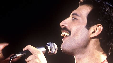 Freddie mercury had four extra teeth, also called mesiodens or supernumerary teeth, in his upper jaw. Freddie Mercury Wallpapers (76+ images)