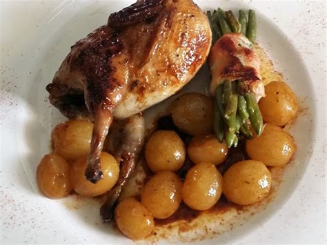 Ajoutez les oignons et les lardons. Cailles en cocotte aux raisins blancs et raisins secs et ...