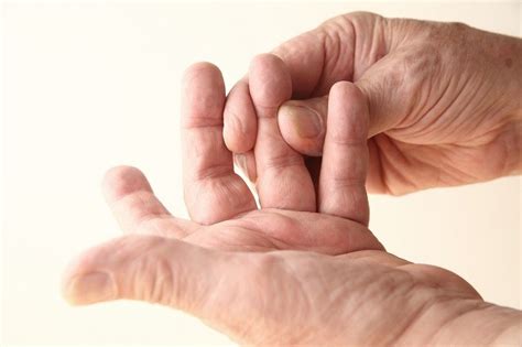 Cara menangani jempol tangan sakit harus dilakukan berdasarkan penyebabnya. Cari Tahu Penyebab Jari Tangan Kaku yang Kamu Alami ...