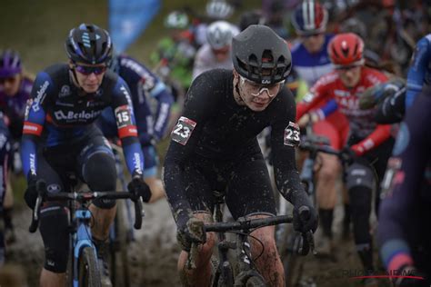 Lotte kopecky (liv racing) was flink aan het balen na de 18e ronde van vlaanderen voor vrouwen. Lotte Kopecky in zwarte outfit naar zestiende plek tijdens ...