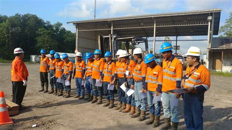 Forklift operators operate vehicles that have a lifting platform for shifting and stacking heavy articles such as pallets, bales, crates, containers or cartons. Pelaksanaan Pelatihan K3 Operator Forklift Inhouse PT Darma Henwa, 30 April s.d 02 Mei 2018 ...