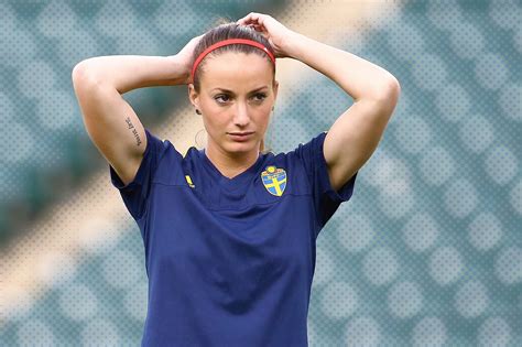 Kosovare asllani (29 temmuz 1989 doğumlu), i̇spanyol primera división kulübü real madrid cf için oynayan i̇sveçli bir futbolcudur ve i̇sveç bayan milli takımı. Fifa 16 är här - och för Kosovare Asllani har en dröm gått ...