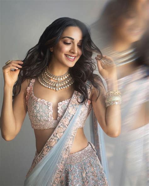 Your best stop for everything related to the talented and stunning bollywood actress kiara advani.follow her : Kiara Advani: ఆకు చాటు పిందె తడిసె...కియారా ఒంటి మీద ...