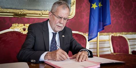 Austrian president alexander van der bellen taking the public train to meran, italy, to meet president sergio mattarella. Nach 75 Jahren: Mauthausen für Van der Bellen "offene ...