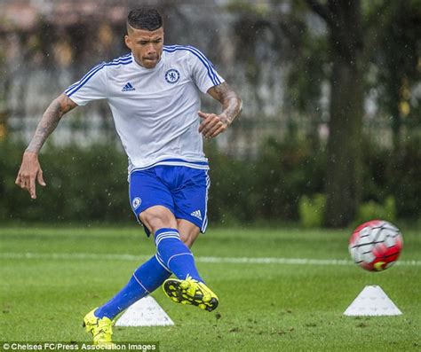 Na mesa do chelsea existe apenas uma oferta pelo atacante, . Chelsea complete £6.7m signing of Kenedy from Fluminense ...