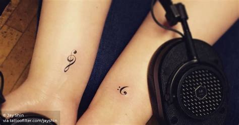 In this case, the heart is joined with the treble clef and the double point. Bass and treble clef tattoos on both wrists.