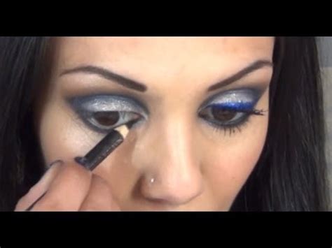 Con gli abiti di colori importanti come il verde, infatti, è rischioso sperimentare. Trucco Blu per occhi marroni Navy Chic Pupa | Beautydea ...