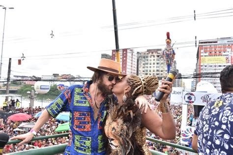 According to celebscouples, gaby amarantos is dating gareth jones. Carnaval 2019: Gaby Amarantos e Fabiana Karla se emocionam ...