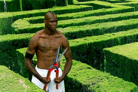 Balotelli im tütü, balotelli auf der titanic oder balotelli als superheld. The Best of the Mario Balotelli Flexing Celebration Meme