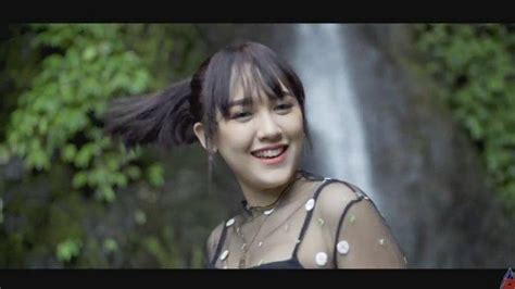 Bintang berkelipan dan juga awan. Download Lagu Happy Asmara - Purnama Merindu, Lagu Dangdut ...