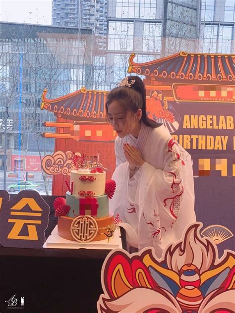Ngay lập tức, cô phản bác rằng 10 năm trước cô rất nổi tiếng. Angela Baby tổ chức sinh nhật không có Huỳnh Hiểu Minh