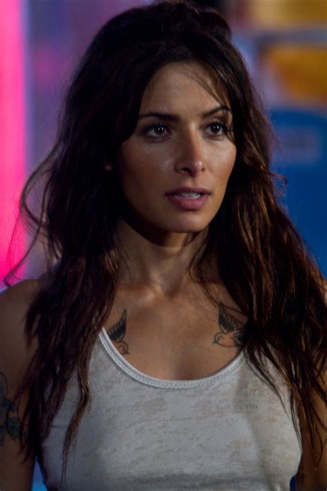 Pour celles et ceux qui n'auraient pas encore vu la première saison, attention aux spoilers qui vont suivre ! Photo de Sarah Shahi - Du Plomb dans la tête : Photo Sarah ...