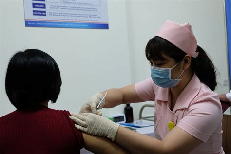 Đã tiêm vaccine vẫn có thể nhiễm và làm lây lan bệnh. Bộ Y tế cảnh báo: Sau khi tiêm vắc-xin COVID-19, có những ...