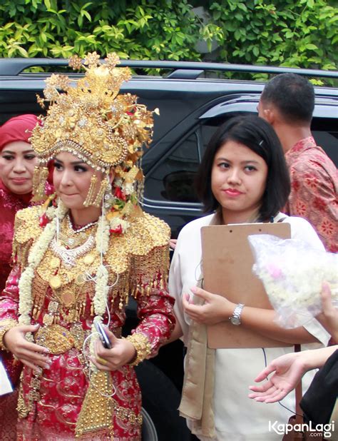 Upacara kesenian sunda warnai pisah sambut kapolres. Cantik Berpakaian Adat, Nikahan Putri Titian Berlangsung ...