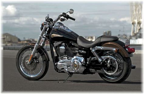 Dois cilindros em v, 1.585 cm³, refrigerado a ar. Мотоцикл Harley Davidson FXDC Dyna Super Glide Custom ...