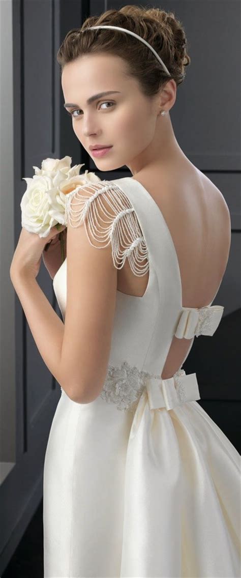 Style # 1900l, brautkleid mit läuferärmeln, hohem ausschnitt und spitzenstickerei am oberteil. Brautkleider mit Cap Ärmel ist der Trend in 2015 | Persunkleid