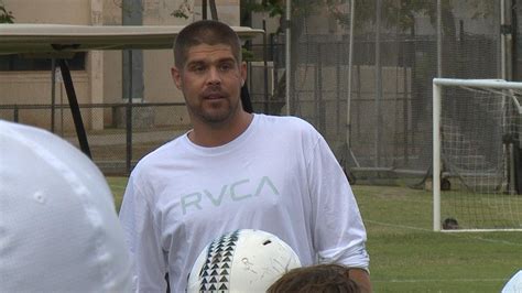 We want to end those rumors right now. Legendary Hawaii QB Colt Brennan motivates Warriors with visit at training camp - YouTube