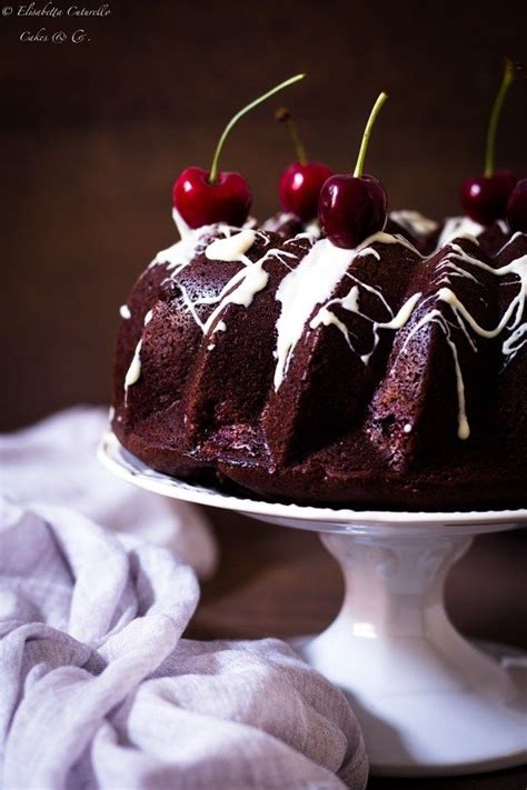 Per fare una glassa a specchio senza panna devi tritare il cioccolato e farlo fondere a fiamma bassa insieme ad acqua e burro. Ciambella panna ciliegie e cacao con glassa al cioccolato ...