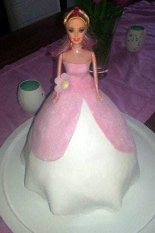 Beim aufschneiden des kuchens habe ich nur den großen gugelhupf aufgeschnitten, so konnte das. Barbie-Torte - Rezept mit Bild - kochbar.de