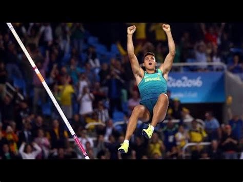 Salto com vara é um evento do atletismo onde os competidores usam uma vara longa e flexível para alcançar maior altura e passar por cima de uma barra ou sarrafo. BRASIL - Thiago Braz ganha o ouro no salto com vara - Rio ...