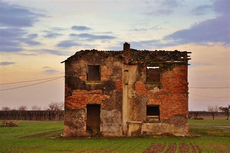 La casa dalle finestre che ridono si trovava dalle parti di malalbergo, nel bolognese, ma organizzare un pellegrinaggio cinefilo è oramai inutile, perché non si trova più lì; La casa dalle finestre che ridono | _Nocturama_ | Flickr