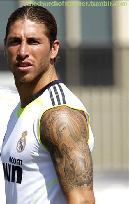 The left side of ramos' lower back contains the tattoo of a heart with a flame over it being pierced by 8 daggers. #114. I tatuaggi di Sergio Ramos - Sergio Ramos's tattoos ...