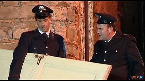 Uccio de santis, all'anagrafe gennaro de santis (bari, 12 settembre 1965), è un attore, comico e cabarettista italiano. Mudù - Carabinieri - La Porta - YouTube