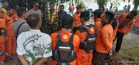 Share to twitter share to facebook share to pinterest. Ibu dan Anak yang Tenggelam di Aceh Tamiang Ditemukan ...